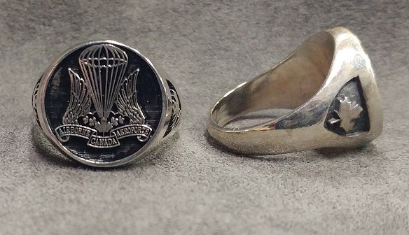 Silver ring with Airborne crest on the inside of the circular face. A second ring shows the shoulder which has a maple leaf.