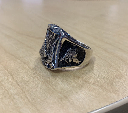 Airborne signal regiment ring showing opposite shoulder with the pegasus crest.