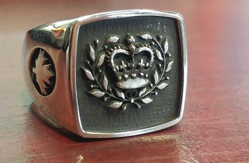 MWO Insignia ring with maple leaf shoulders