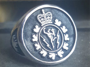 Silver ring with C&E Crest and maple leaf shoulder.