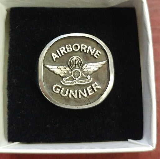 Silver ring with words "AIRBORNE GUNNER" at the top and bottom and the airborne gunner crest in the center.
