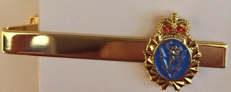 Gold tie bar with C&E Crest.