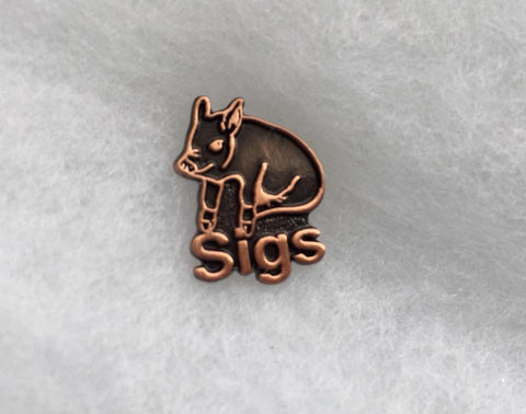 Lapel pin featuring pig and text "Sigs"