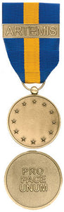 Brass coloured front andback face of the European Securtity andDefense Policy Medal. A bras bar with "ARTEMIS" is situated over the blue and yellow ribbon.