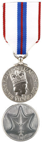 Front and back face of the silver queen elizabeth silver jubilee medal, also shown is the red, blue and whiteribbon.